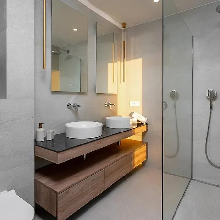 Luxury La Mirada * Omis